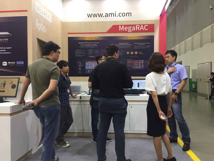 在会议上与AMI展位互动的人们