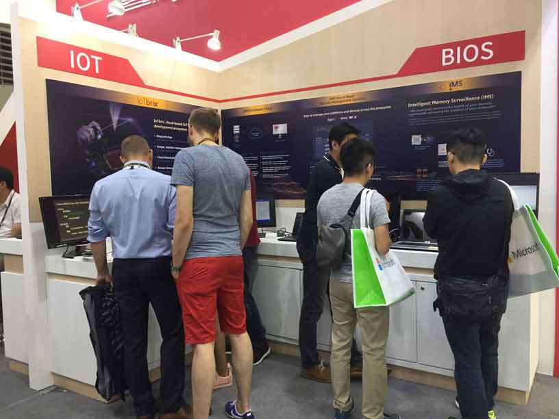 在会议上与展位互动的人们