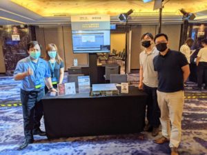 一群人站在一个展示柜前。